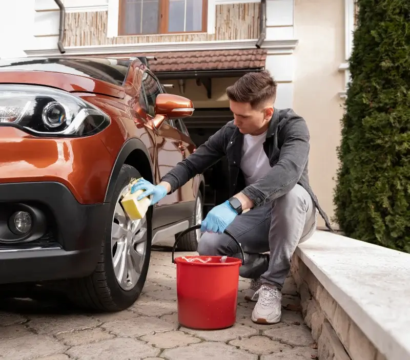 Lavage auto à domicile Saint-Gervais-de-Vic : professionnel intervenant sur un véhicule
